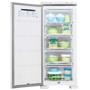 O freezer vertical Electrolux FE18 aberto freezer vertical Electrolux FE18 aberto