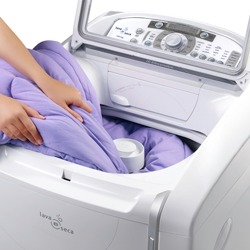 A Lavadora/Secadora de Roupas Electrolux LST12 lava até 12kg e seca até 7kg de roupas A Lavadora/Secadora de Roupas Electrolux LST12 lava até 12kg e seca até 7kg de roupas