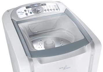 A Lavadora/Secadora de Roupas Electrolux LST12 tem abertura da tampa superior A Lavadora/Secadora de Roupas Electrolux LST12 tem abertura da tampa superior