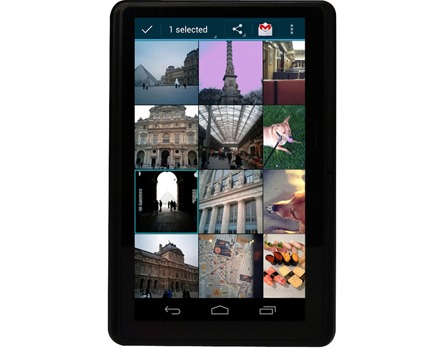 O tablet PowerFast TCTB7106A Plus Preto em pé tablet PowerFast TCTB7106A Plus Preto em pé