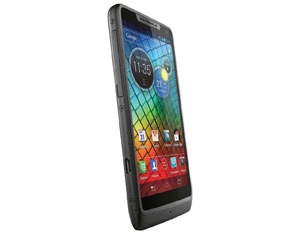 O celular desbloqueado Tim Motorola RAZR i Preto, inclinado celular desbloqueado Tim Motorola RAZR i Preto inclinado