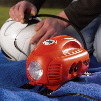O mini compressor automotivo Black&Decker ASI200 LA é versátil mini compressor automotivo Black&Decker ASI200 LA versatilidade