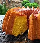 Bolo de Fubá com Calda de Goiabada