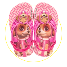 A imagem mostra um chinelo rosa da personagem Skye