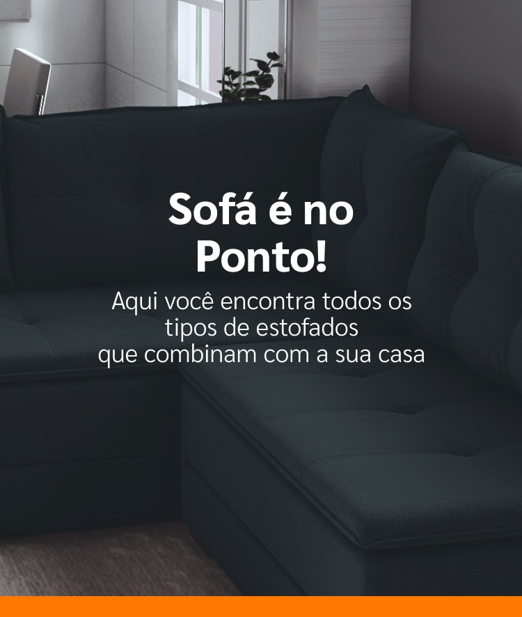 A imagem mostra uma sala de estar com um sofá preto com um texto em branco por cima informando SOFÁS É NAS CASAS BAHIA! Aqui você encontra todos os tipos de estofados que combinam com a sua casa.
