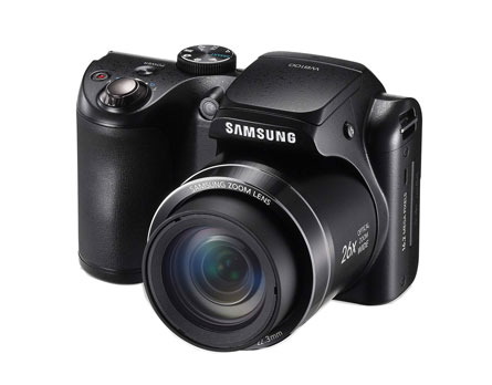 Câmera Samsung WB100 Preta LCD 16.2MP Zoom Óptico 26x Vídeo HD Foto Panorâmica Foto 3D Detector Face Sorriso Cartão SDHC 4GB