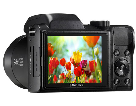 Câmera Samsung WB100 Preta LCD 16.2MP Zoom Óptico 26x Vídeo HD Foto Panorâmica Foto 3D Detector Face Sorriso Cartão SDHC 4GB