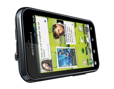 O celular desbloqueado Motorola Defy MB526 Titânio, de lado, na horizontal