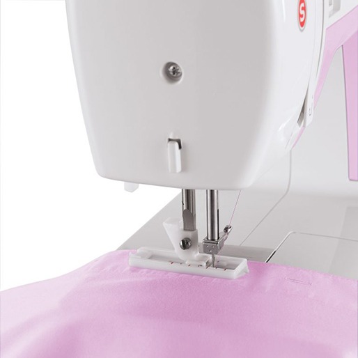 Detalhe do Braço livre para costuras da Singer Simple 3223 Máquina Costura Mecânica Singer Simple 3223 detalhe ponto agulha linha braço livre