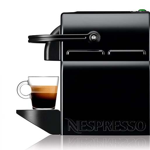 Sirva expresso com facilidade da cafeteira Nespresso