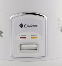 Panela elétrica Cadence com função cozinhar e aquecer